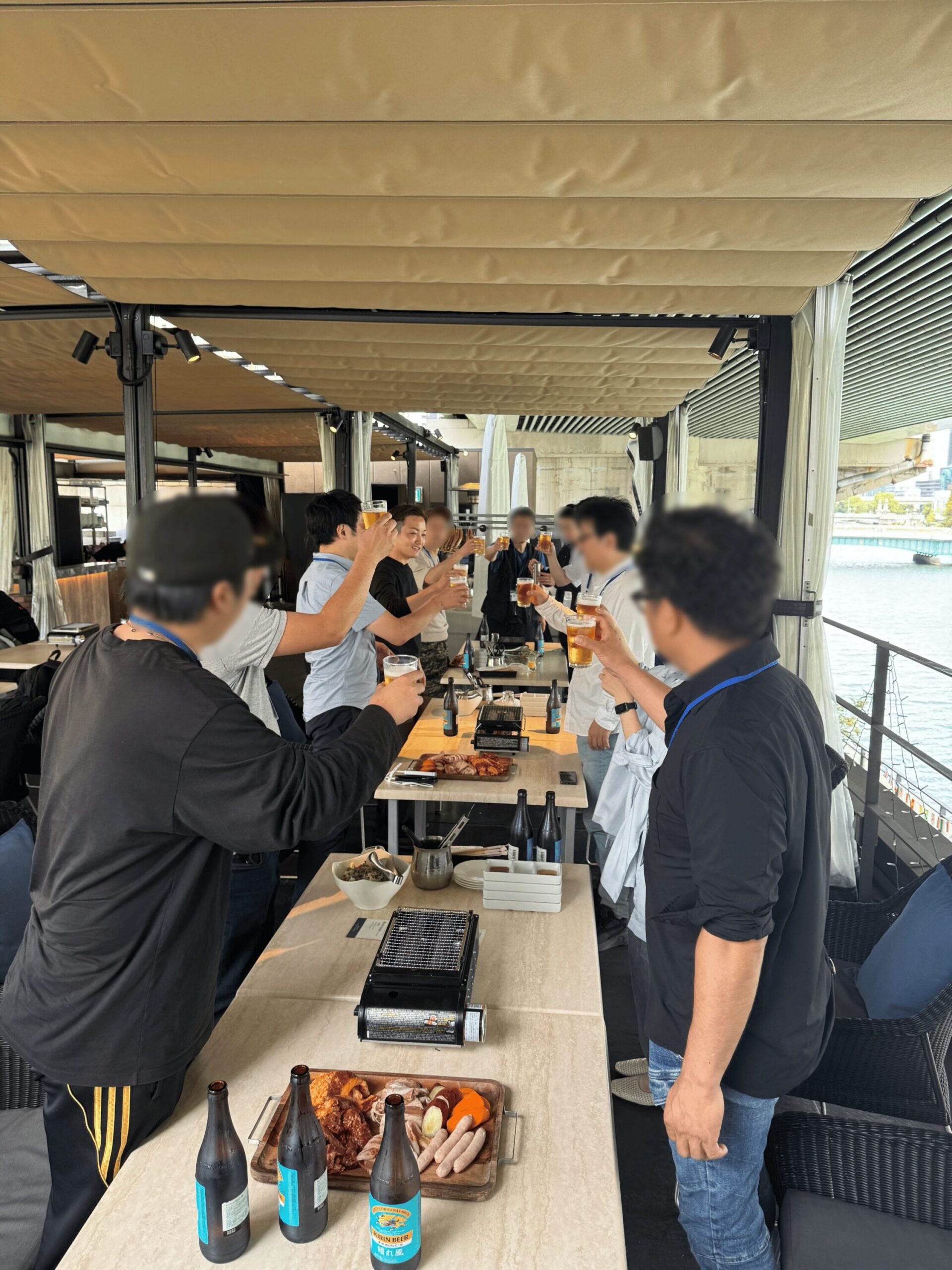 複数の男性がお酒を片手に乾杯をしている様子